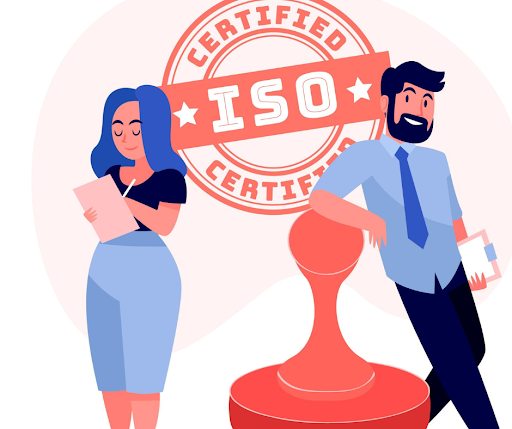 Deux professionnels devant un sceau « ISO Certified » et un tampon de validation, symbolisant la conformité aux normes de qualité et la certification ISO.
