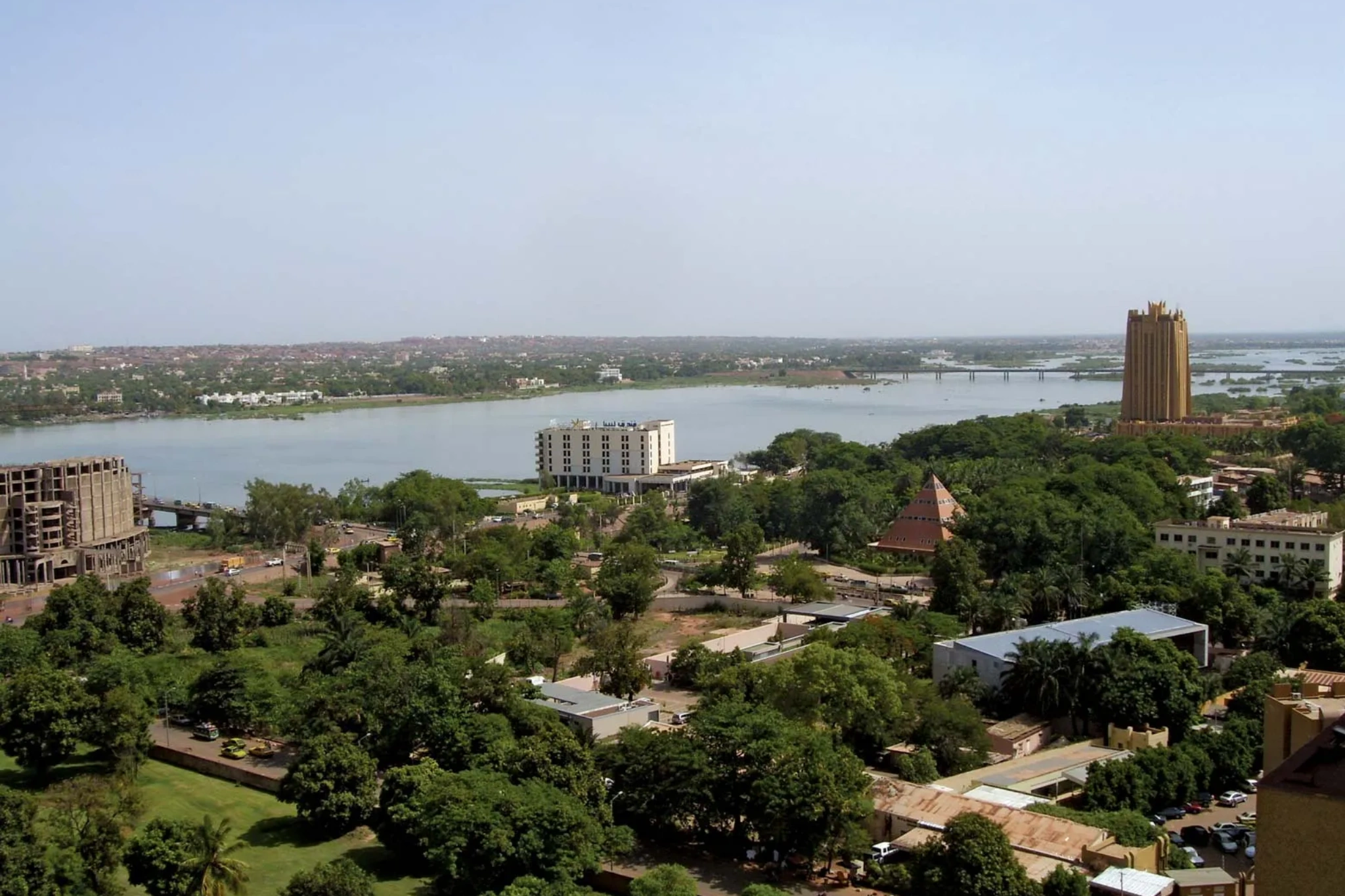 Vue panoramique de Bamako avec le fleuve Niger et une végétation dense.