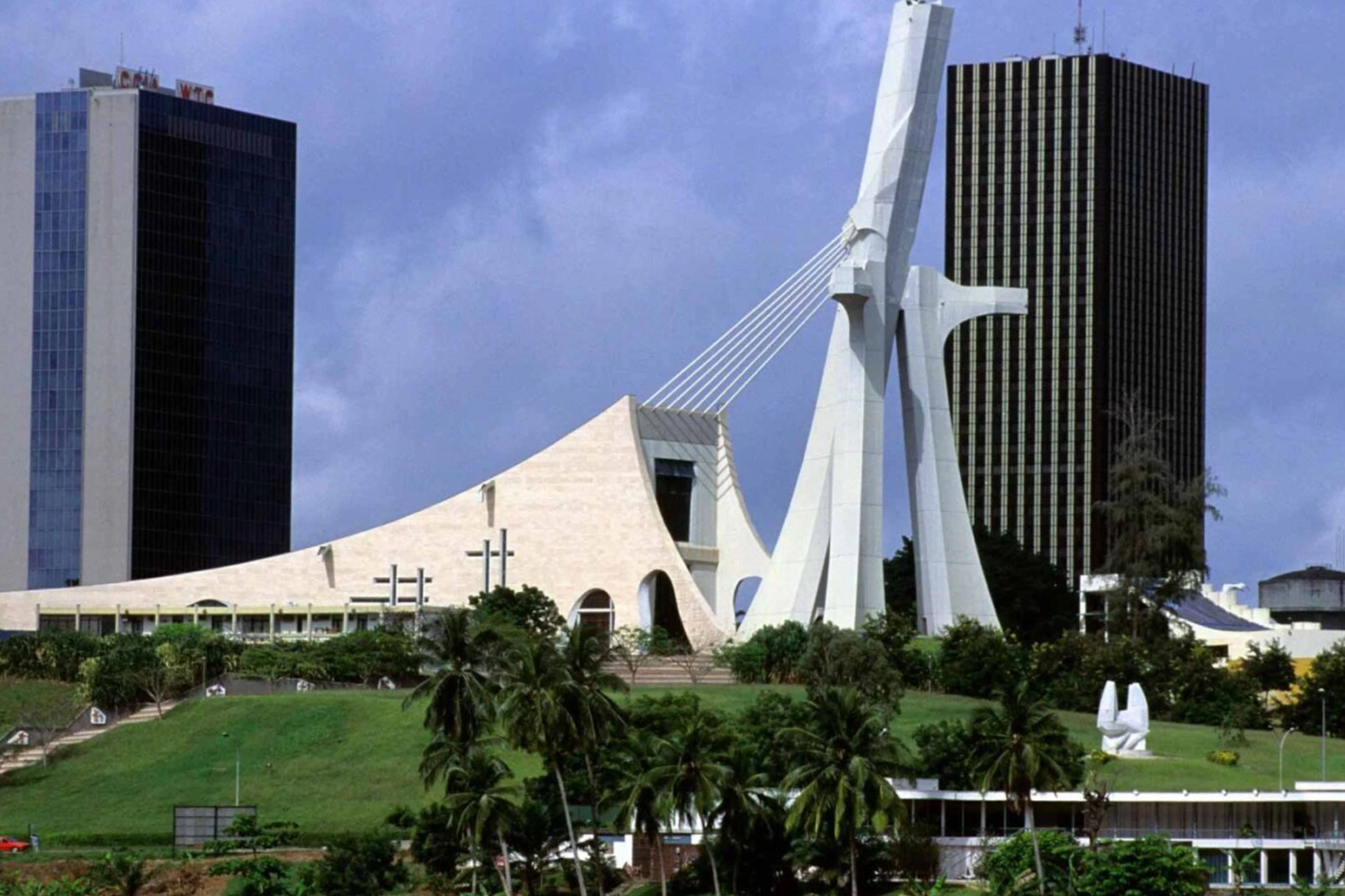 La cathédrale Saint-Paul d'Abidjan avec son architecture moderne unique.