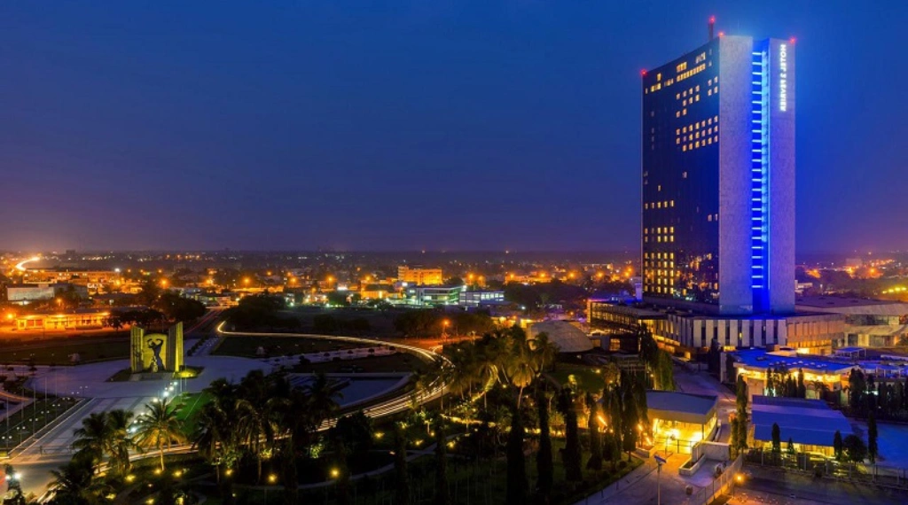 La tour de l'Hôtel du 2 Février illuminée dans la nuit de Lomé.