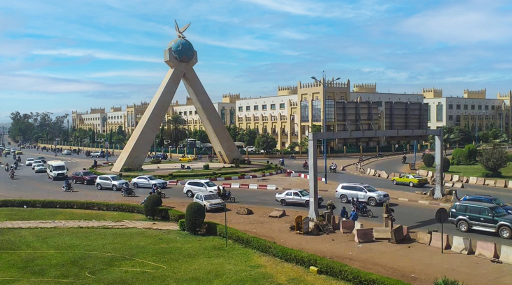 Le monument de la Paix dominant une place circulaire verdoyante à Bamako.