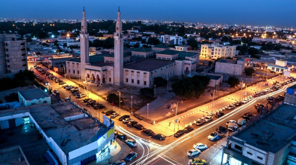Une grande mosquée illuminée au crépuscule dans la ville de Nouakchott.
