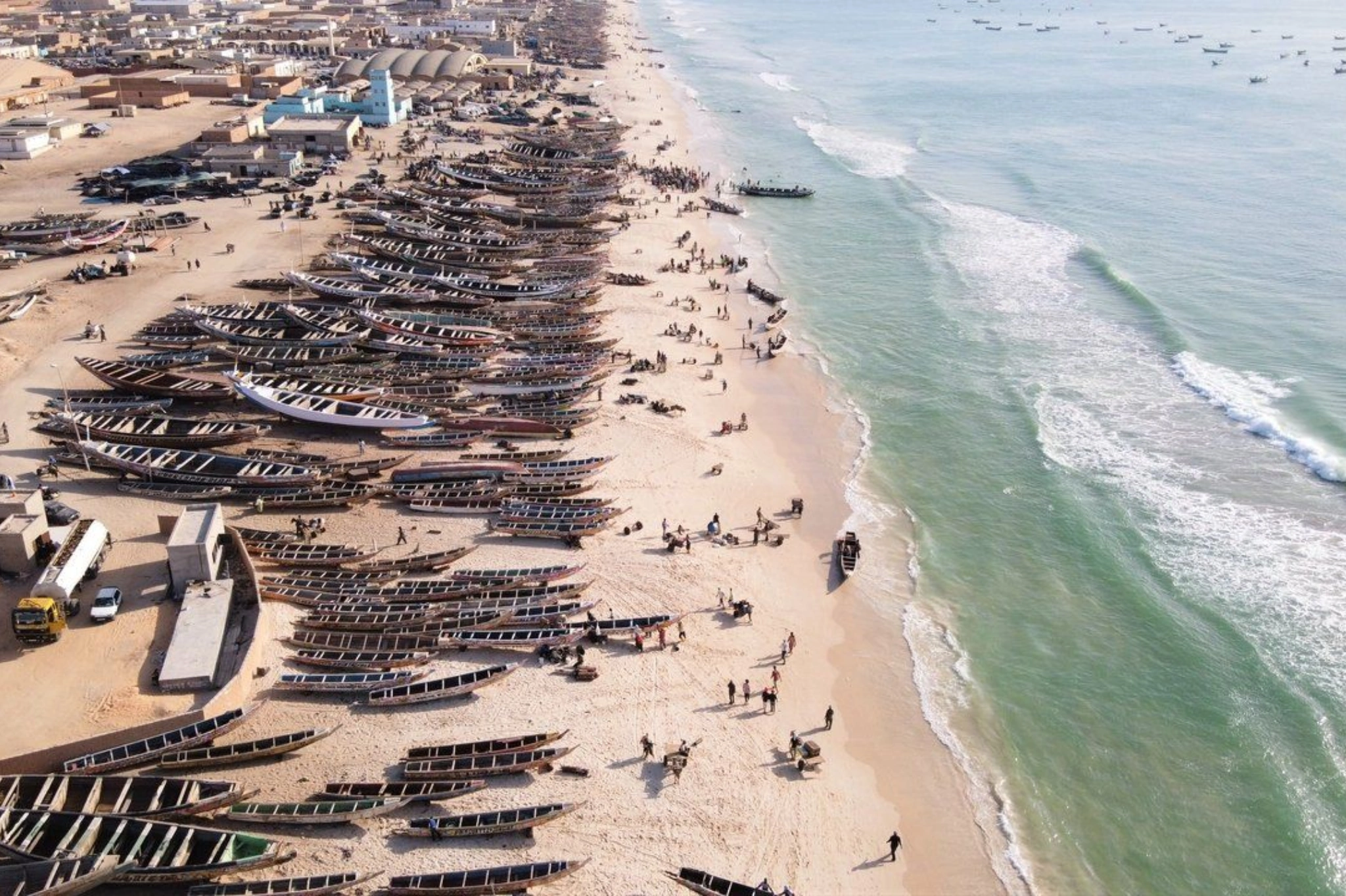 Des centaines de pirogues colorées alignées sur la plage de Nouakchott.