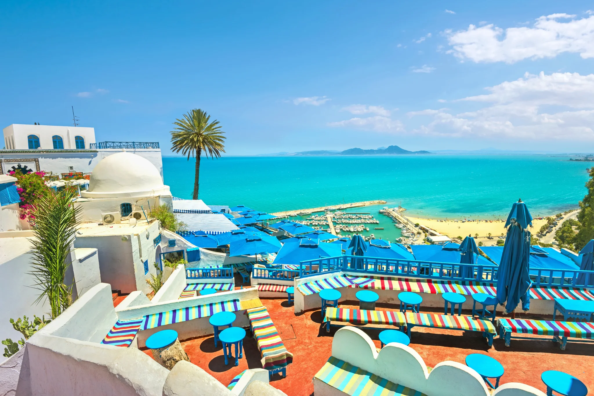 Terrasse côtière aux couleurs bleues et blanches sur la mer.