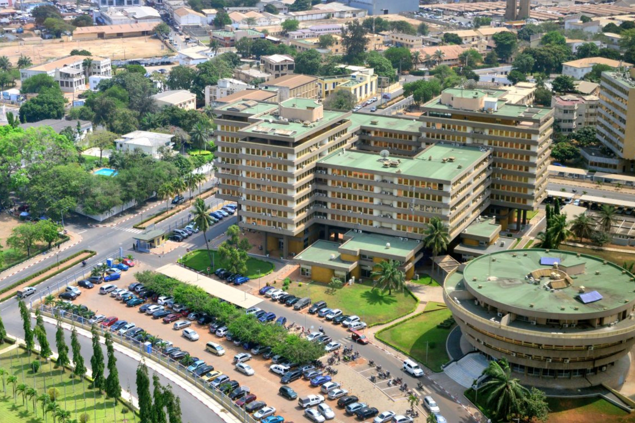 Une vue aérienne des bâtiments gouvernementaux et parkings à Lomé.