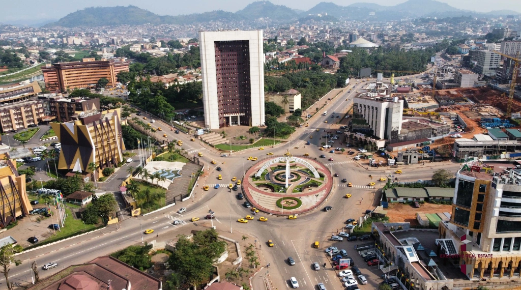 Une vue aérienne du rond-point central de Yaoundé sous un ciel clair.