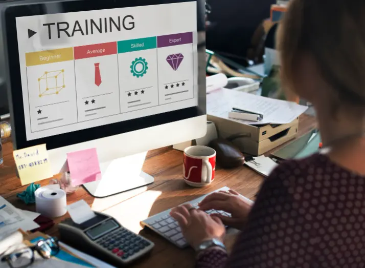 Personne suivant une formation professionnelle sur son ordinateur