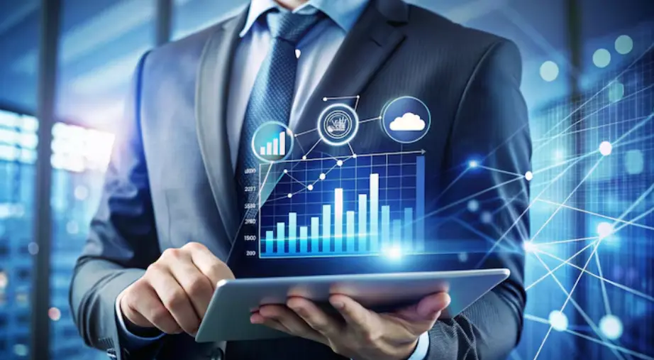 Homme d'affaires tenant une tablette avec des graphiques lumineux superposés