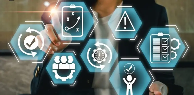 Main pointant vers des icônes d'organisation et de gestion des risques
