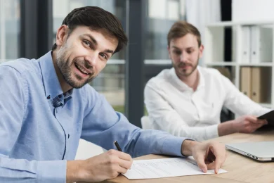 deux hommes signant un contrat